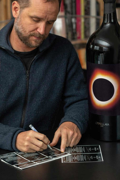 Tomás Saraceno signiert die Flaschen.