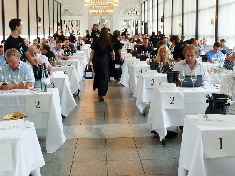 Verkostungssituation vor Corona. Im Jahr 2020 hat jeder Verkoster einen eigenen Tisch bekommen, Mitarbeiter durften nur in eine Richtung gehen.