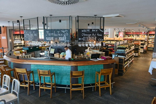 »Wein &amp; Co«: Die Kombination von Shop und Bar macht die Naschmarkt-Filiale der Kette zu einem Anlaufpunkt für Feinschmecker und Weinliebhaber.