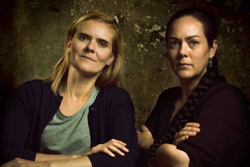 Weingut Meyer-Näkel: Meike (l.) und Dörte (r.) Näkel sind wahre Kräuterberg-Expertinnen.