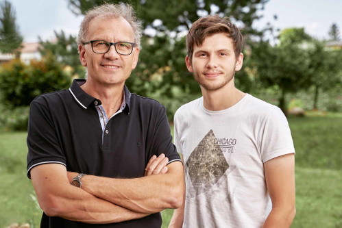 Vater Norbert Bauer mit Sohn Willy, der nach Praktika in den USA und Australien jetzt zu Hause mitarbeitet.