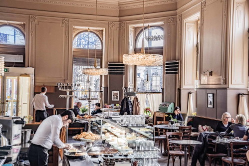 »Westend«: Lange führte das Traditionskaffee beim Westbahnhof ein ziemlich abgeschmuddeltes Dasein, nun wurde es liebevoll und gründlich renoviert und erstrahlt wieder in alter Pracht. Alles da, was der Wiener Kaffeehausfan braucht, von Kaffee auf Silbertabletts bis zu Zeitungen auf Holzhalterungen.