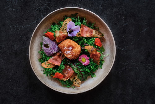Kräutersalate mit pochiertem und frittiertem Freilandei, Speck