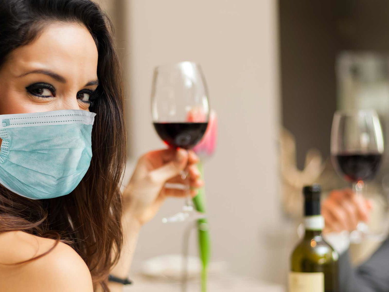 Restaurantgäste müssen wieder Masken tragen, aber nicht wie hier bei Tisch.