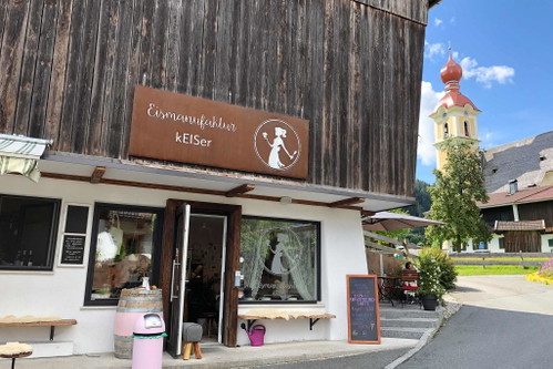 Silvia Fuchs verführt in der Goinger Eismanufaktur »kEISer« mit gefrorerenen Köstlichkeiten wie Apfelstrudel, Milchreis&nbsp;oder Erdnuss/Salty Karamell.