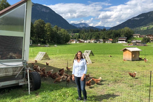 Julia Keil kümmert sich liebevoll um ihre Wanderhühner. Frische Eier, Eier-Nudeln und Eierlikör gibt es im Hofladen, der »Keilschrank« genannt wird.