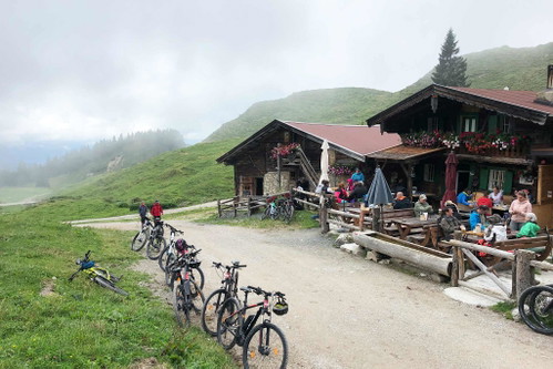 Auf der »Stöfflhütte« wird urige Tiroler Küche geboten. Wirt Peter Bichler kann auf hausgebrautes Bier zurückgreifen. Sohn Christoph führt die Kult-Brauerei Bierol.