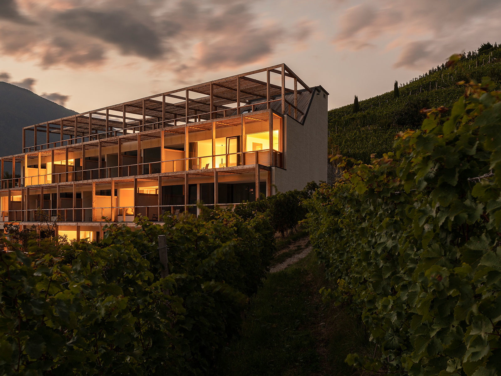Haller Suites und Restaurant im Südtiroler Eisacktal lockt mit Belgisch-Südtiroler Küche und hauseigenem Wein.