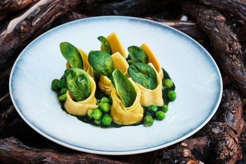 Tortelli mit geräuchertem Ricotta, Erbsen und Babyspinat