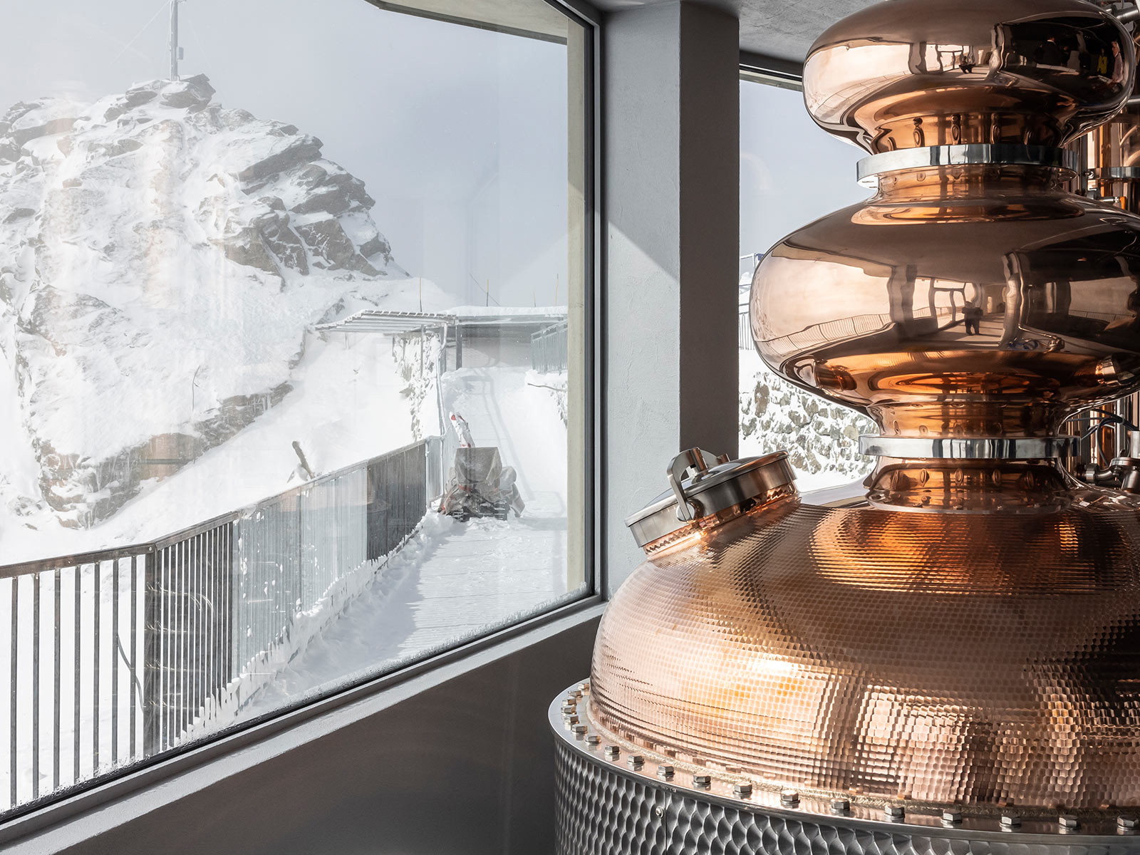 Die ORMA Whisky-Destillerie verfügt über grosse Panoramafenster mit Blick auf die Engadiner Bergwelt.