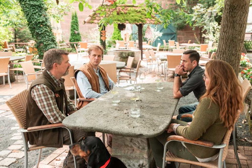 Der Runde Tisch zum Thema Jagd im Biergarten der Gastronomenfamilie Rottner.