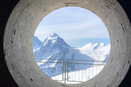 Der Ausblick aus der höchstgelegenen ORMA Whisky-Destillerie