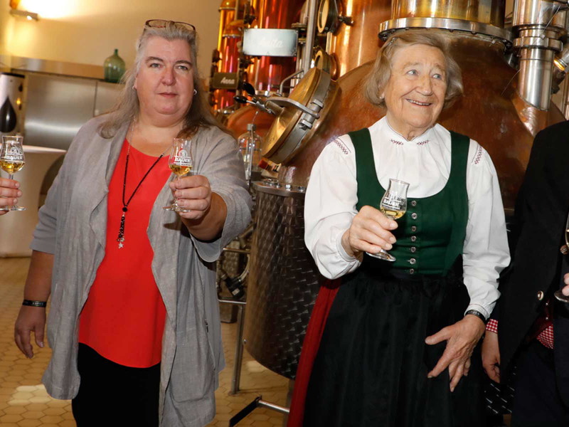 Taufe der drei Brennblasen: Anna Neukart, Anita Schubert (Mitarbeiterinnen) mit Winifred und Hans Werner Schlichte
