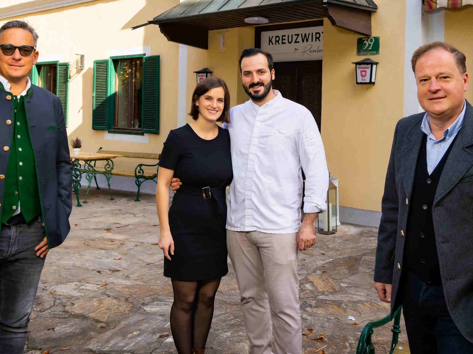 Annemarie und Michael Gauster (mitte) kümmern sich nun um den »Kreuzwirt«. Stefan Gary und Jörg Wiehn leiteten den Umbau.