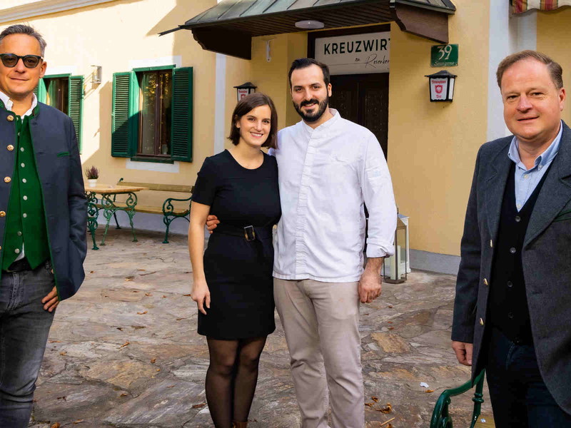 Annemarie und Michael Gauster (mitte) kümmern sich nun um den »Kreuzwirt«. Stefan Gary und Jörg Wiehn leiteten den Umbau.