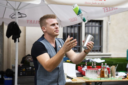 Christoph Stadlmayer (»Die Cocktailbar«) beim shaken.