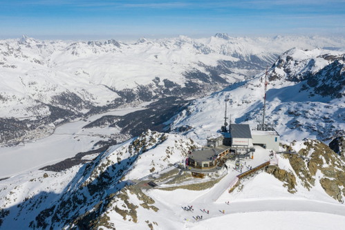 Das Restaurant «3303» und die Bergstation auf dem Corvatsch