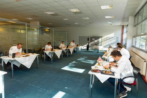 Ein Überblick der Jury beim Verkosten.