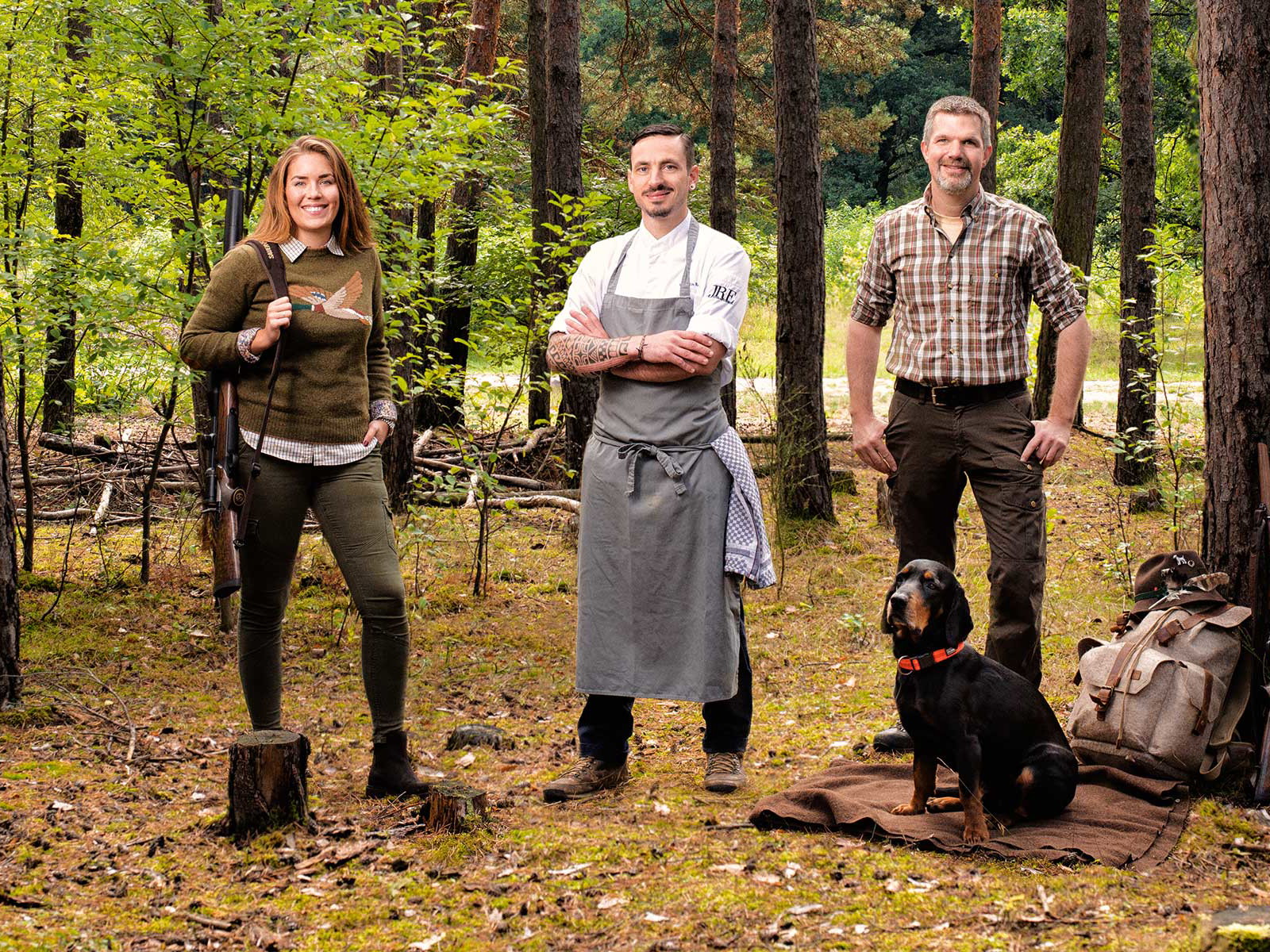 Lina Held, Jagd-Influencerin, Sternekoch Valentin Rottner und Torsten Reinwald (mit Kopov-Bracke Dasko), Pressesprecher des Deutschen Jagdverbands, kamen zu einem Gespräch über die Jagd zusammen.