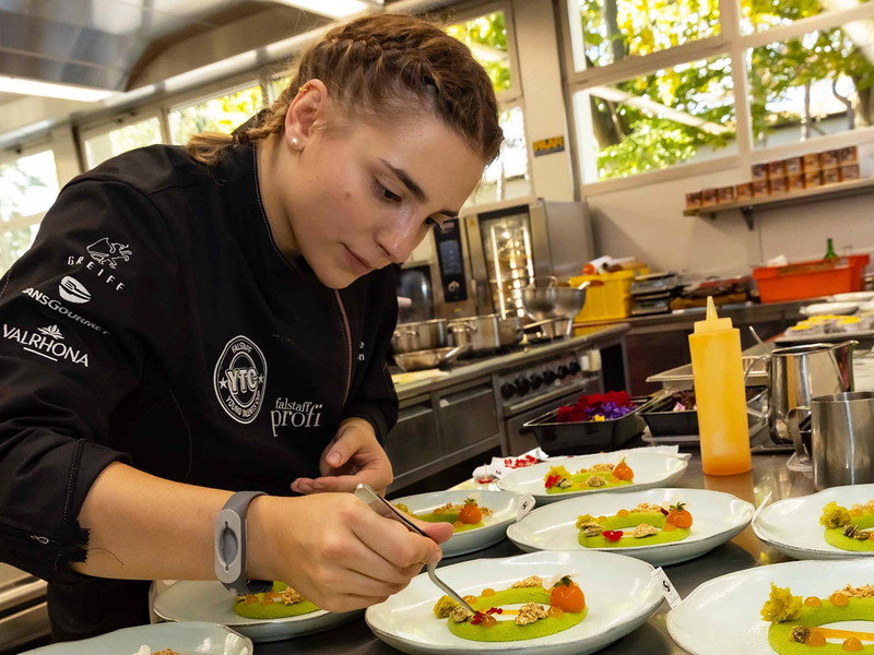 Finalistin Helene Schön beim Falstaff Young Talents Cup 2020 in der Kategorie Pâtisserie.