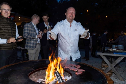 Hans Windisch grillte am Grill von »Kugelblitz« leckere Häppchen.