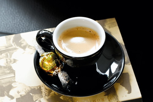 Passt eigentlich immer: die Lindor-Kugel, hier in Kombination mit einem Espresso.