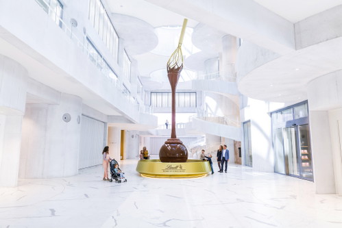 Wie im Märchen: Das «Lindt – Home of Chocolate» beheimatet den grössten Schokobrunnen der Welt. Er misst nicht weniger als gigantische neun Meter.&nbsp;