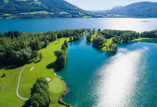 Nah am Wasser gebaut: das spannende 18. Loch am Platz vom Mondsee.