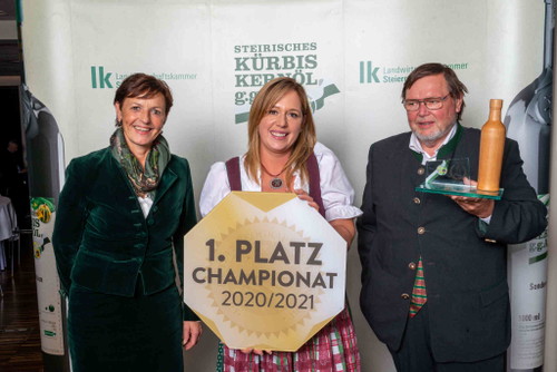 Den ersten Platz nahmen Claudia und Anton Pein mit Nachhause, Vizepräsidentin Maria Pein gratuliert den Südoststeirern.