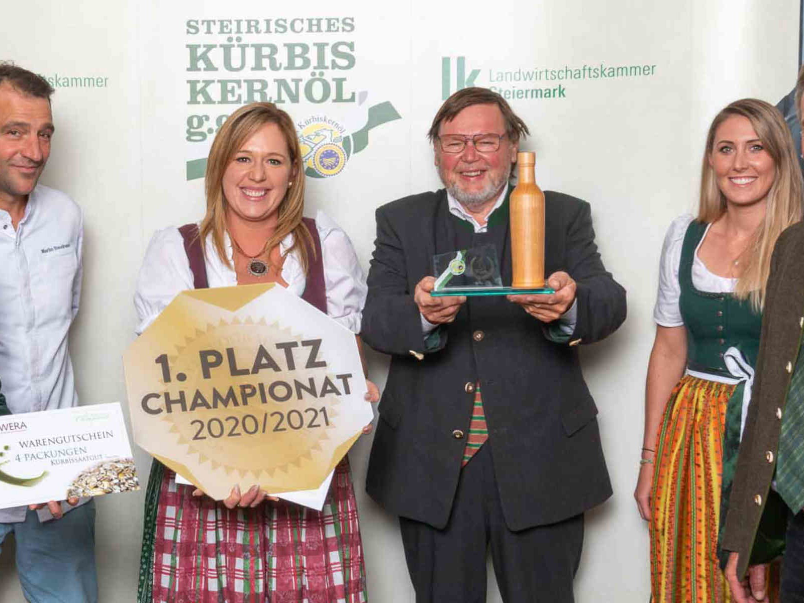 Sieg für Claudia Pein und Vater Anton – v. l. Vizepräsidentin Maria Pein, Starjuror Martin Baudrexel, Schi-Ass Conny Hütter und Präsident Franz Titschenbacher gratulieren.