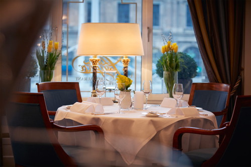 Das «Hotel Schweizerhof» serviert als Stadtgericht zur Stärkung des Immunsystems eine Mandel-Knoblauch-Suppe.