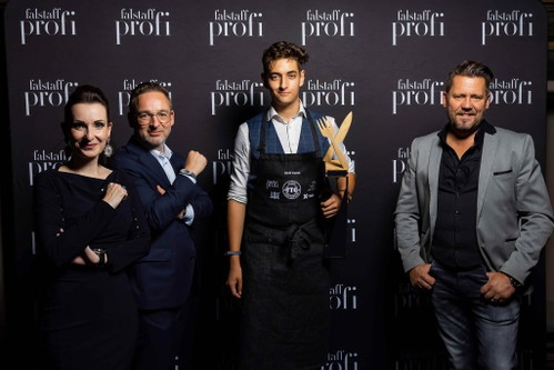 Alexandra Gorsche (Herausgeberin Falstaff PROFI), Heimo Jessenko (Geschäfsleitung Falstaff PROFI), Sieger in der Kategorie Bar Sebastian-Aron-Heindl und Mike Süsser (Moderator)