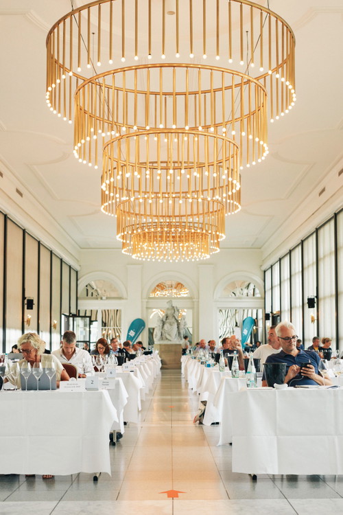 Mondäner Glanz in den Wiesbadener Kurhaus-Kolonnaden, im Jahr 2020 in Corona-Anordnung.