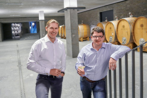 Weingut van Volxem: Roman Niewodniczanski (l.) und Kellermeister Dominik Völk profitierten 2019 vom Kellerneubau.