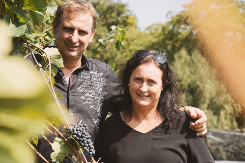 Daniel und Zarina Wegmann Wein- und Obstbau sowie einen Hofladen am Stadtrand von Zürich.