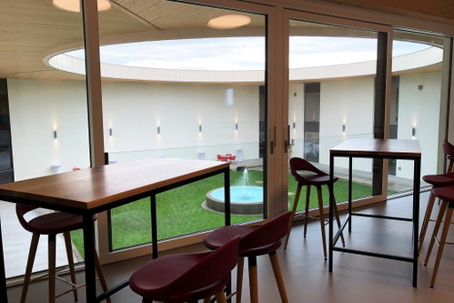 Bar mit Blick auf das Atrium