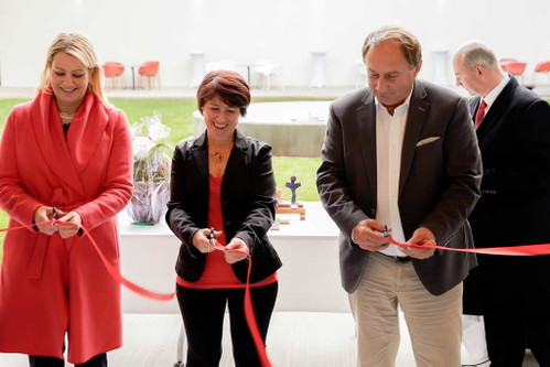Feierlicher Banddurchschnitt durch Landesrätin Daniela Winkler, Birgit Szigeti und Werner Friedl, Bürgermeister Zurndorf