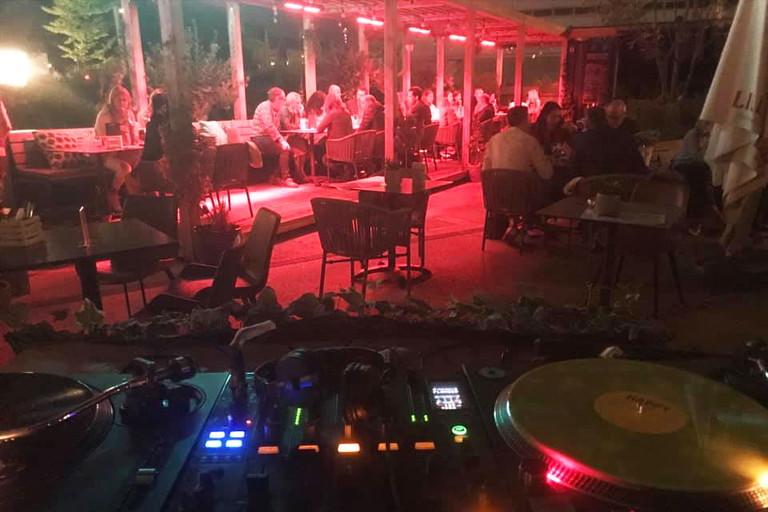 Heizstrahler erwärmen den Gastgarten