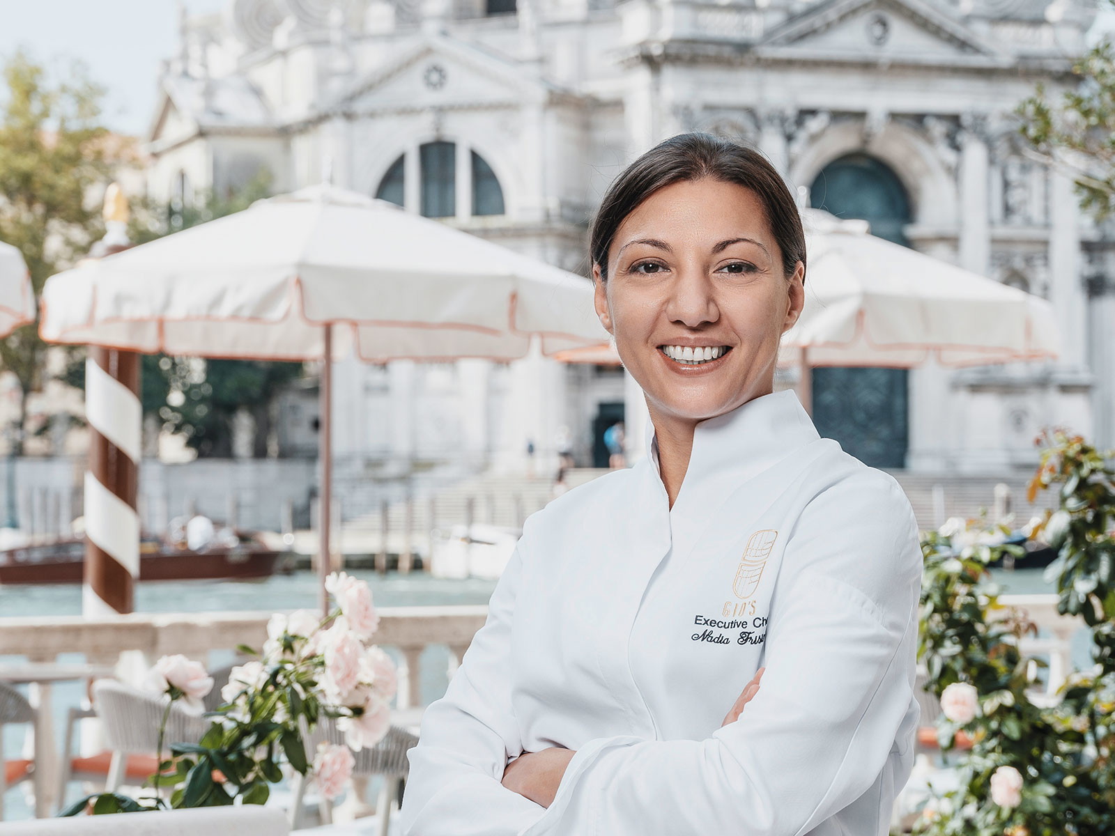Nadia Frisina auf der Terrasse des Hotelrestaurants: Handgemachte Pasta in nobler Atmosphäre, direkt am Kanal.