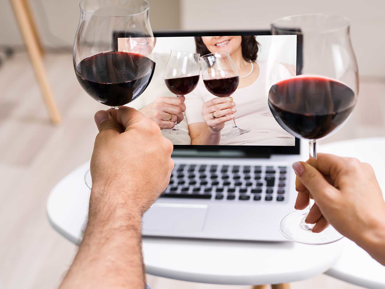 Wein wird immer häufiger zu Hause getrunken.