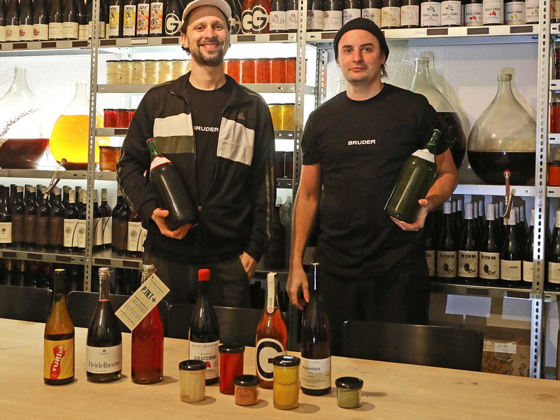 Lucas Steindorfer (l.) und Hubert Peter im neuen »BRUDER Markt«.