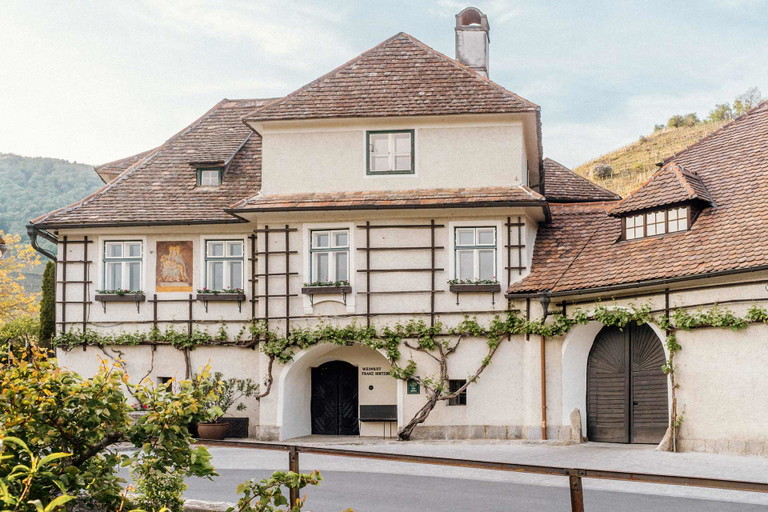 Bereits seit dem 13. Jahrhundert besteht der Winzerhof in Spitz, seit Anfang des 19. Jahrhunderts ist er Sitz der Familie Hirtzberger.