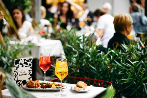 Zu den Drinks aus dem Campari-Portfolio wird eine Auswahl an Aperitivo-Snacks (Oliven, Chips, Nüsschen oder Käse-Cracker) gereicht.