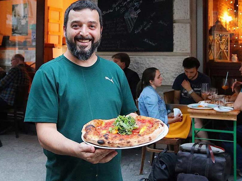 Das Pizzerien-Voting 2020 für Deutschland ist geschlagen, in Berlin freut sich Luigi von der Pizzeria »LuNa« über den Sieg.