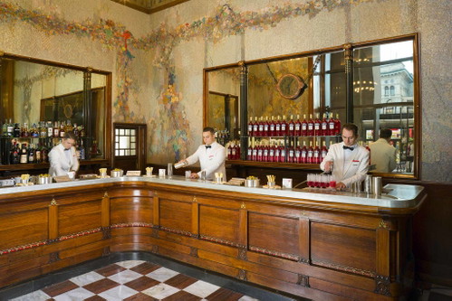 Die Italiener sagen »Liberty«, die Österreicher »Jugendstil«, doch das »Camparino« ist zeitlos.