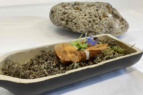 Gegrillter Karpfenbauch, Apfel, Holzkohle und Hefe.