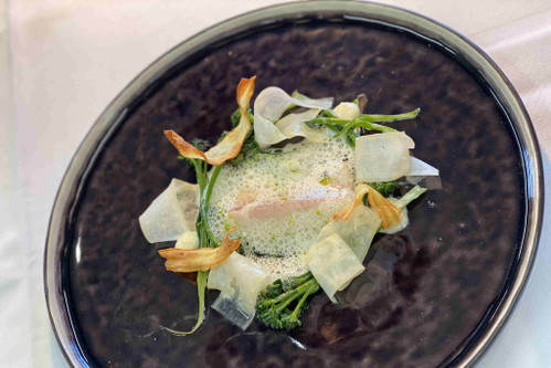 Sous Vide-Karpfen, Beurre Blanc, Schwarzwurzel und Kräuteröl.