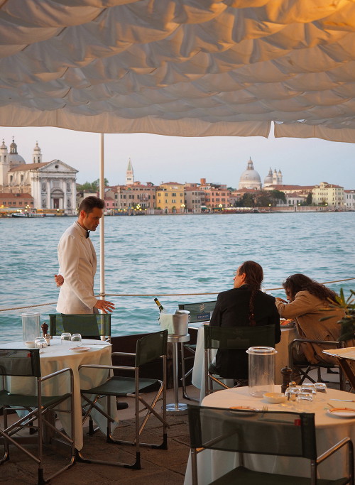 Traumblick Richtung Markusplatz: die Terrasse von »Harry's Dolci«.