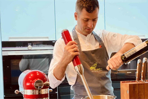 Chef de Cuisine im »Adler Lahr« Daniel Fehrenbacher bei einem Kochkurs.