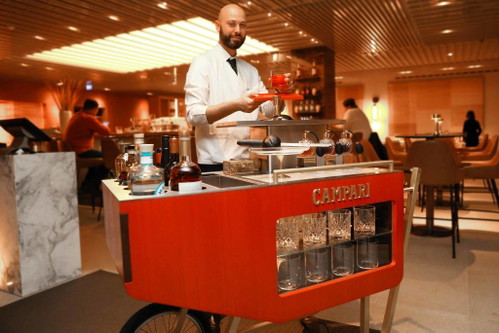 Evergreen: Der Negroni wurde vor hundert Jahren erfunden, erfreut sich aber bis heute großer Beliebtheit. Im »The Ritz-Carlton, Vienna« ist die gar so groß, dass es einen eigenen Negroni-Wagen und ein umfassendes Angebot von 20 verschiedenen Negronis gibt.